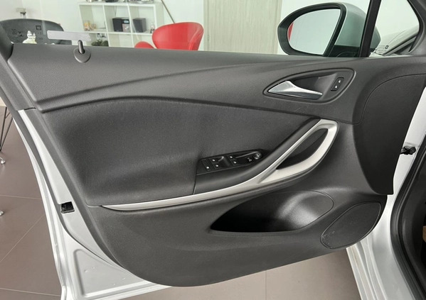 Opel Astra cena 38700 przebieg: 200000, rok produkcji 2017 z Kępno małe 631